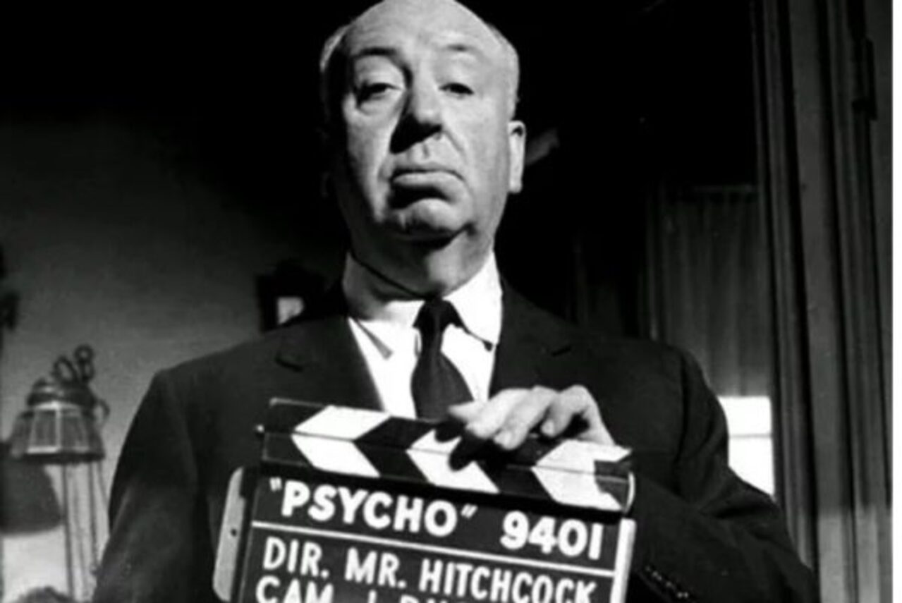 No dia 13 de agosto de 2026 completaram-se os 127 anos do nascimento de Alfred Hitchcock, um dos mais importantes diretores da história do cinema. Nascido em 1899, em Londres, o cineasta construiu uma carreira marcada pela habilidade de transformar medo, tensão e paranoia em experiências cinematográficas. Obras como 'Janela Indiscreta', 'Um Corpo que Cai', 'Intriga Internacional' e 'Os Pássaros' ajudaram a consolidar sua reputação como mestre do suspense. Porém, entre seus trabalhos se destaca ' -  (crédito: Divulgação)