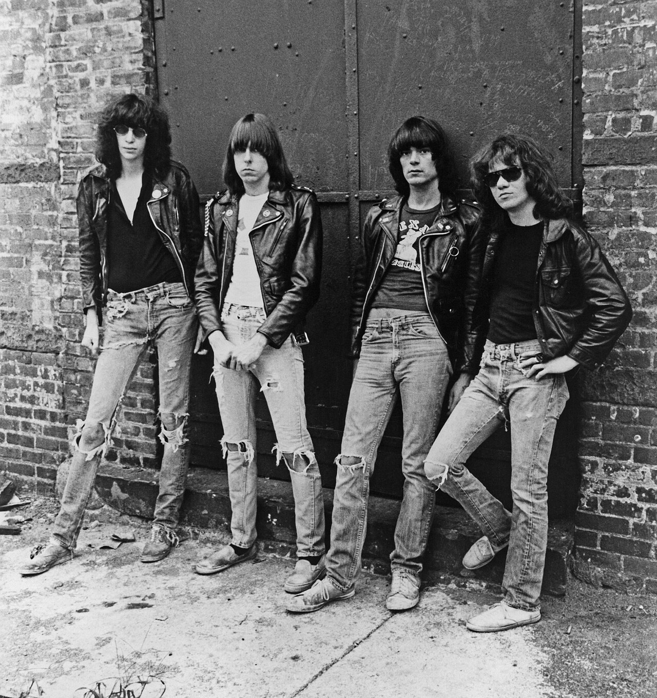A influência do grupo cresceu rapidamente no Reino Unido, onde os Ramones fizeram sua primeira apresentação em julho de 1976. O show em Londres ajudou a aproximar a banda de uma cena que começava a formar nomes como Sex Pistols e The Clash. Ainda naquele período, o quarteto manteve uma intensa rotina de apresentações e lançou o segundo álbum, “Leave Home”. Em 1977, chegou ao mercado “Rocket to Russia”, trabalho que consolidou ainda mais a identidade musical do grupo.
