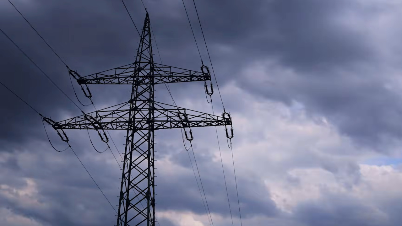 Esse fenômeno também pode causar oscilações em sistemas tecnológicos. Redes elétricas, principalmente em regiões de altas latitudes, podem registrar flutuações e problemas de tensão. Satélites em órbita baixa também podem sofrer aumento do arrasto atmosférico, enquanto sistemas de comunicação por rádio podem apresentar instabilidades. 
