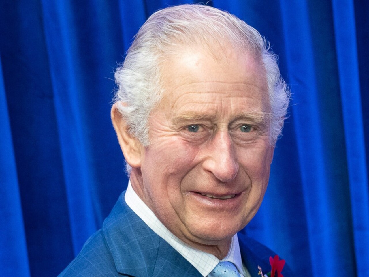 Charles recebeu o diagnóstico de câncer em janeiro de 2024, meses antes da inauguração do instituto visitado por Camilla. Na cerimônia de abertura, a rainha participou do evento e conversou com pacientes e familiares que enfrentavam a doença, mas precisou manter em segredo a situação do marido.
