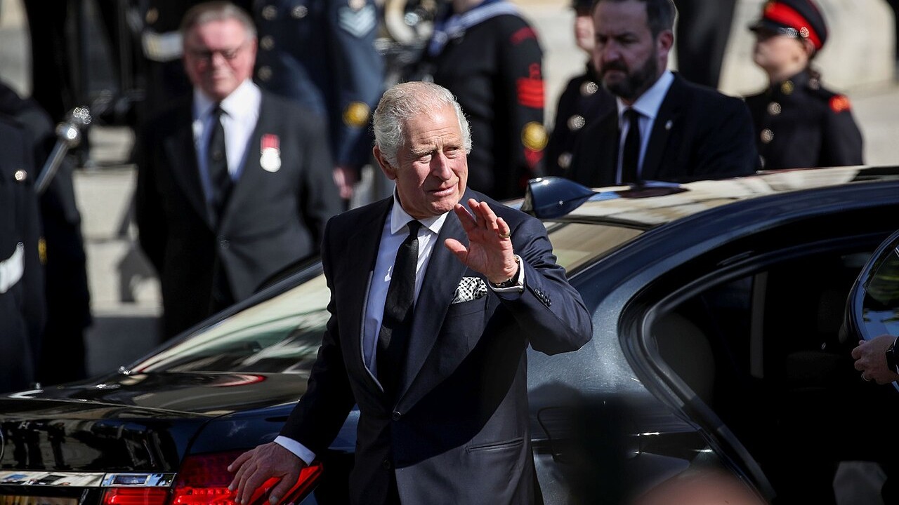 Durante o tratamento, Charles reduziu temporariamente os compromissos públicos e manteve apenas as atividades administrativas da Corte. Em abril de 2024, o Palácio anunciou uma melhora no estado de saúde do rei e o retorno gradual à agenda pública. Desde então, Charles segue o tratamento sem revelar detalhes sobre seu estado de saúde.
