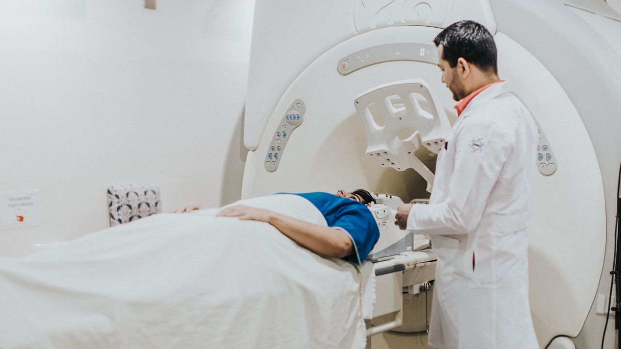 Quando pólipos são detectados durante o exame, o médico pode retirá-los no mesmo procedimento. A remoção ajuda na prevenção, pois essas lesões benignas podem evoluir lentamente para tumores malignos. Após a confirmação do diagnóstico, o oncologista pode solicitar outros exames para avaliar a extensão da doença, como tomografia computadorizada, ressonância magnética e PET Scan. 
