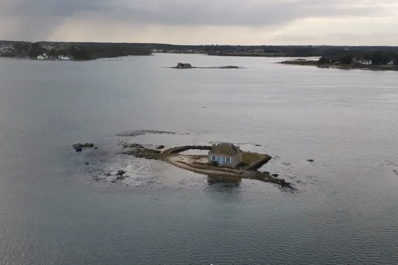 Ria d’Etel, França: Às margens da Ria d'Étel, na região da Bretanha, na França, existem sete pequenas localidades equipadas com infraestrutura moderna, como eletricidade e água encanada. Entre elas, está o ilhéu de Nichtarguer, onde uma pequena casa abandonada, reconhecida pelas venezianas azuis, chama a atenção pela beleza e pelo isolamento.