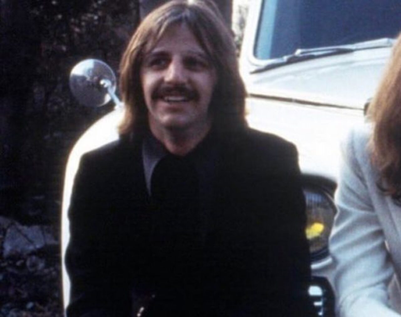 Nascido Richard Starkey, em Liverpool, em 7 de julho de 1940, Ringo teve uma infância marcada por problemas de saúde e longas internações. Ainda adolescente, descobriu na bateria uma forma de se aproximar da música e decidiu seguir o instrumento profissionalmente. No fim dos anos 1950, integrou diferentes grupos do circuito de rock de Liverpool. Em 1959, passou a tocar com Rory Storm and the Hurricanes, banda que ganhou destaque na cena local.
