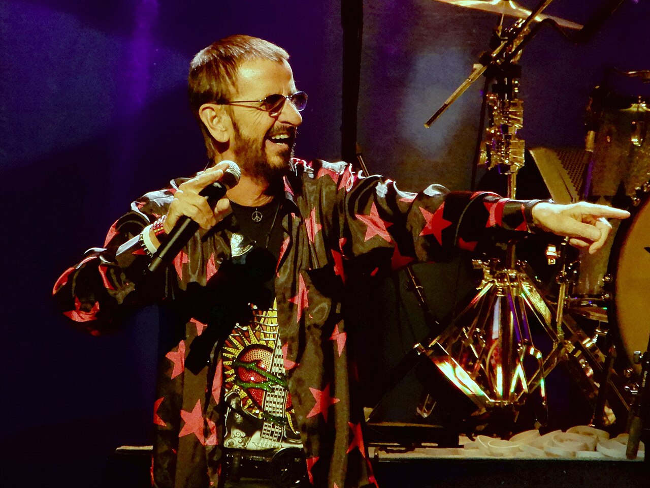 A trajetória com os Beatles terminou em 1970, mas Ringo não abandonou a música. Ainda naquele ano, lançou o álbum “Sentimental Journey”, seguido por “Beaucoups of Blues”, e construiu uma carreira solo que incluiu sucessos como “It Don't Come Easy”, “Photograph” e “You're Sixteen”. 
