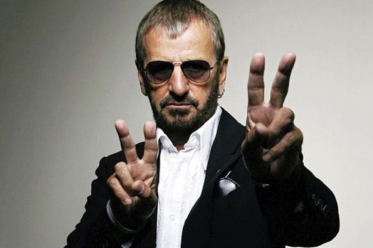 Há 64 anos, em 18 de agosto de 1962, Ringo Starr fazia sua primeira apresentação oficial como baterista dos Beatles, em um baile no Hulme Hall, em Port Sunlight, na Inglaterra. A chegada ocorreu poucos dias depois da saída de Pete Best e marcou o nascimento da formação que entraria para a história. Ringo já conhecia John Lennon, Paul McCartney e George Harrison do circuito musical de Liverpool e de Hamburgo. A partir daquela noite, seu nome passou a estar definitivamente ligado ao dos Beatles.
 -  (crédito: Divulgação)