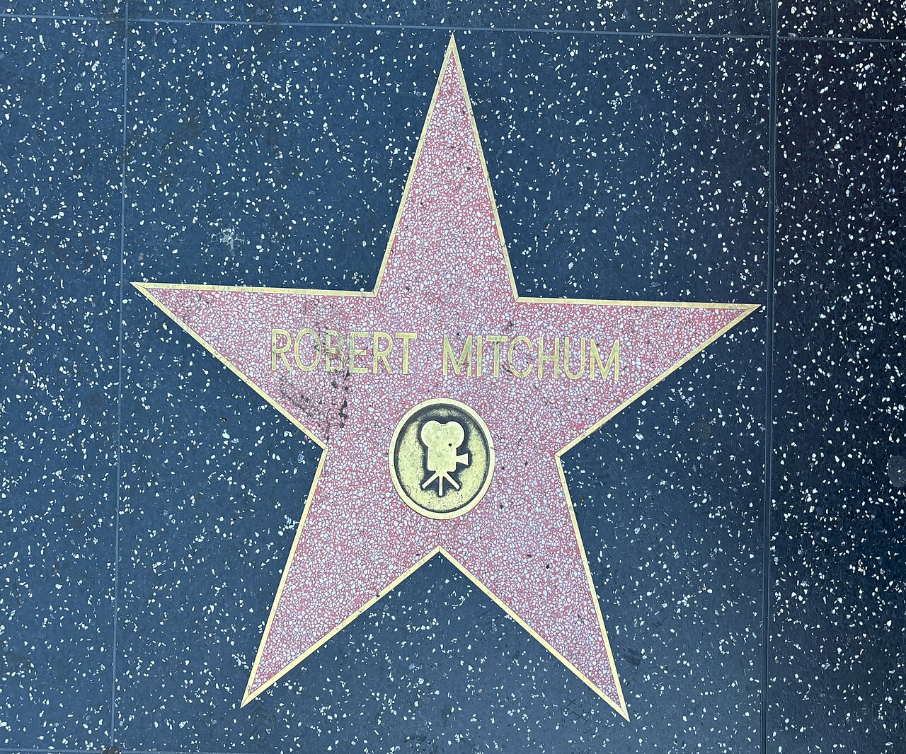 Robert Mitchum morreu em 1º de julho de 1997, aos 79 anos, vítima de complicações relacionadas a um câncer de pulmão. Sua influência permanece evidente na história do cinema, especialmente pela forma como transformou o conceito de protagonista masculino em Hollywood. Críticos e historiadores costumam apontá-lo como um dos atores mais importantes do século 20, graças à naturalidade de suas interpretações e à força de personagens que continuam sendo redescobertos por novos públicos em todo o mundo