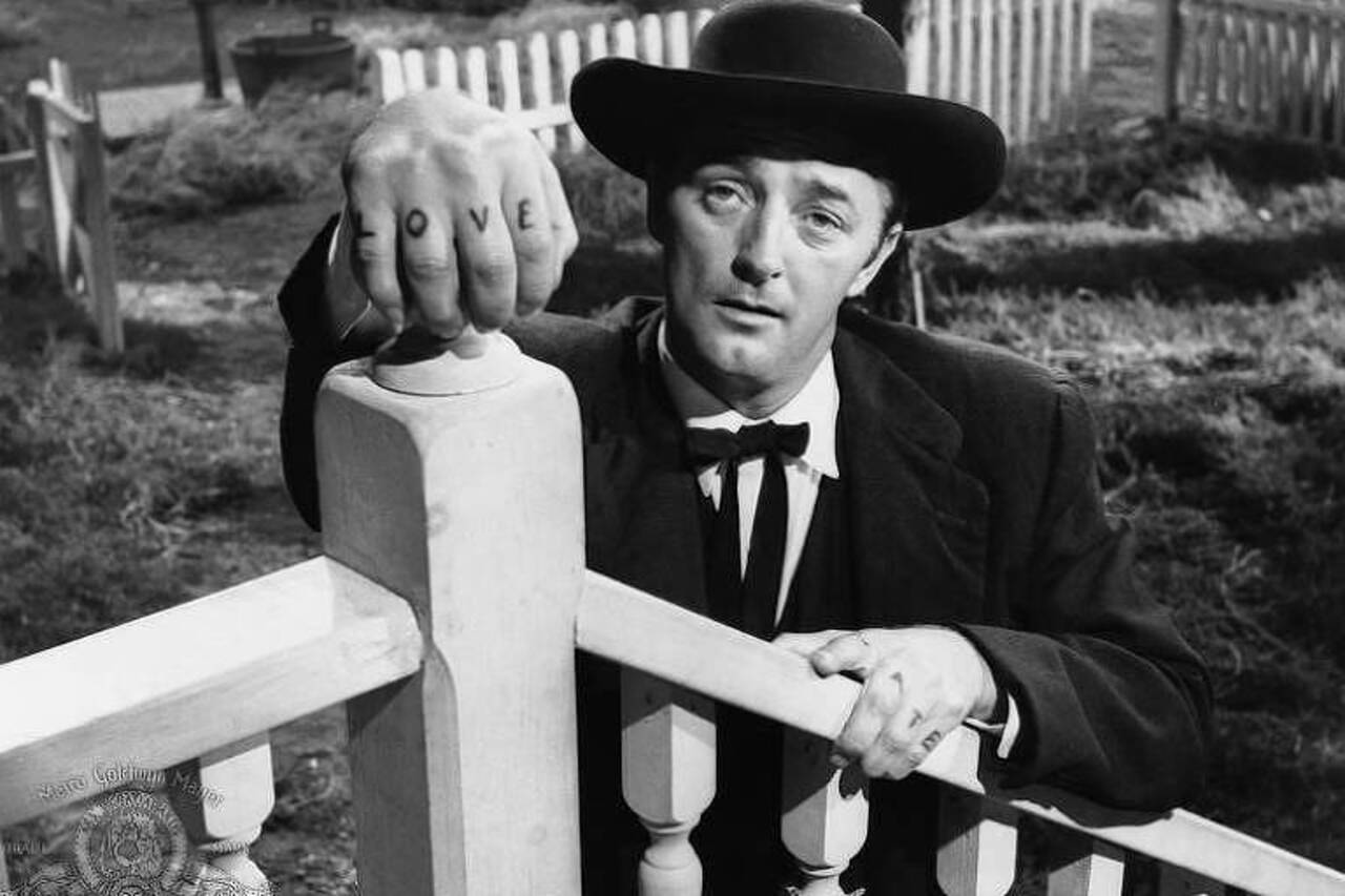 Em 6 de agosto completaram-se 109 anos do nascimento de Robert Mitchum, um dos atores mais marcantes da Era de Ouro de Hollywood. Nascido em 1917, na cidade de Bridgeport, no estado de Connecticut, ele construiu uma carreira de mais de cinco décadas e se tornou um dos grandes símbolos do cinema norte-americano. Sua imagem de homem durão, aliada a uma atuação econômica e naturalista, ajudou a redefinir o perfil do protagonista em filmes policiais e faroestes. Até hoje, seu legado permanece como r -  (crédito: Reprodução)