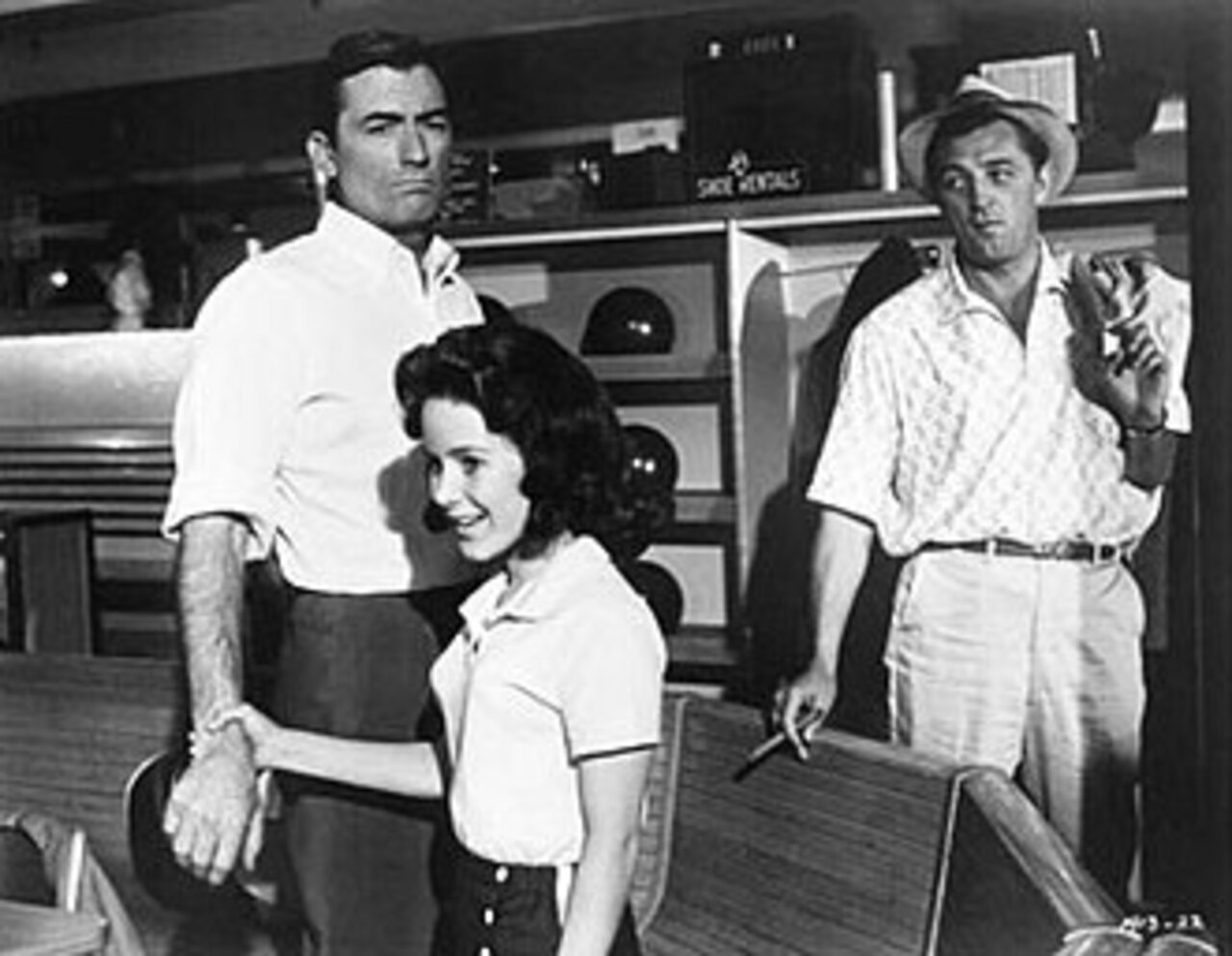 Mas foi no cinema noir que Robert Mitchum consolidou sua imagem definitiva. Em produções como “Fuga do Passado” (1947), considerado um dos maiores clássicos do gênero, ele interpretou personagens marcados pelo cinismo, pela ambiguidade moral e pelo destino trágico. Seu estilo contido contrastava com interpretações mais teatrais comuns na época, tornando seus protagonistas mais humanos e convincentes. Essa abordagem influenciou profundamente o cinema policial das décadas seguintes.
