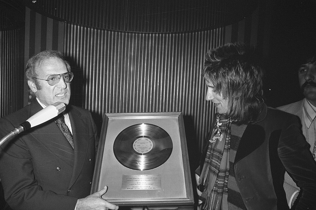 O grande salto veio no início dos anos 1970, especialmente com o álbum “Every Picture Tells a Story”, de 1971. O trabalho ampliou sua projeção internacional e ajudou a transformar Stewart em um dos principais nomes do rock britânico. Canções como “Maggie May” passaram a fazer parte do repertório mais conhecido do cantor, enquanto sua atuação nos Faces reforçava sua imagem de artista carismático e ligado à energia das apresentações ao vivo.
