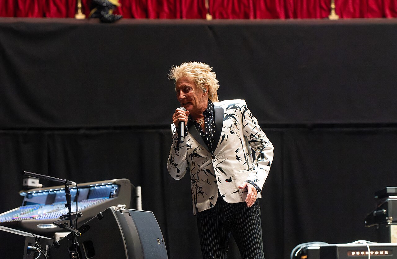 A longevidade da carreira foi acompanhada por importantes reconhecimentos. Stewart entrou para o Rock & Roll Hall of Fame como artista solo em 1994 e voltou a ser homenageado pela instituição em 2012, desta vez como integrante dos Faces. Em 2004, recebeu seu primeiro Grammy pelo álbum “Stardust...: The Great American Songbook Volume III”. O músico também recebeu o título de cavaleiro do Império Britânico em 2016, em cerimônia conduzida pelo príncipe William.
