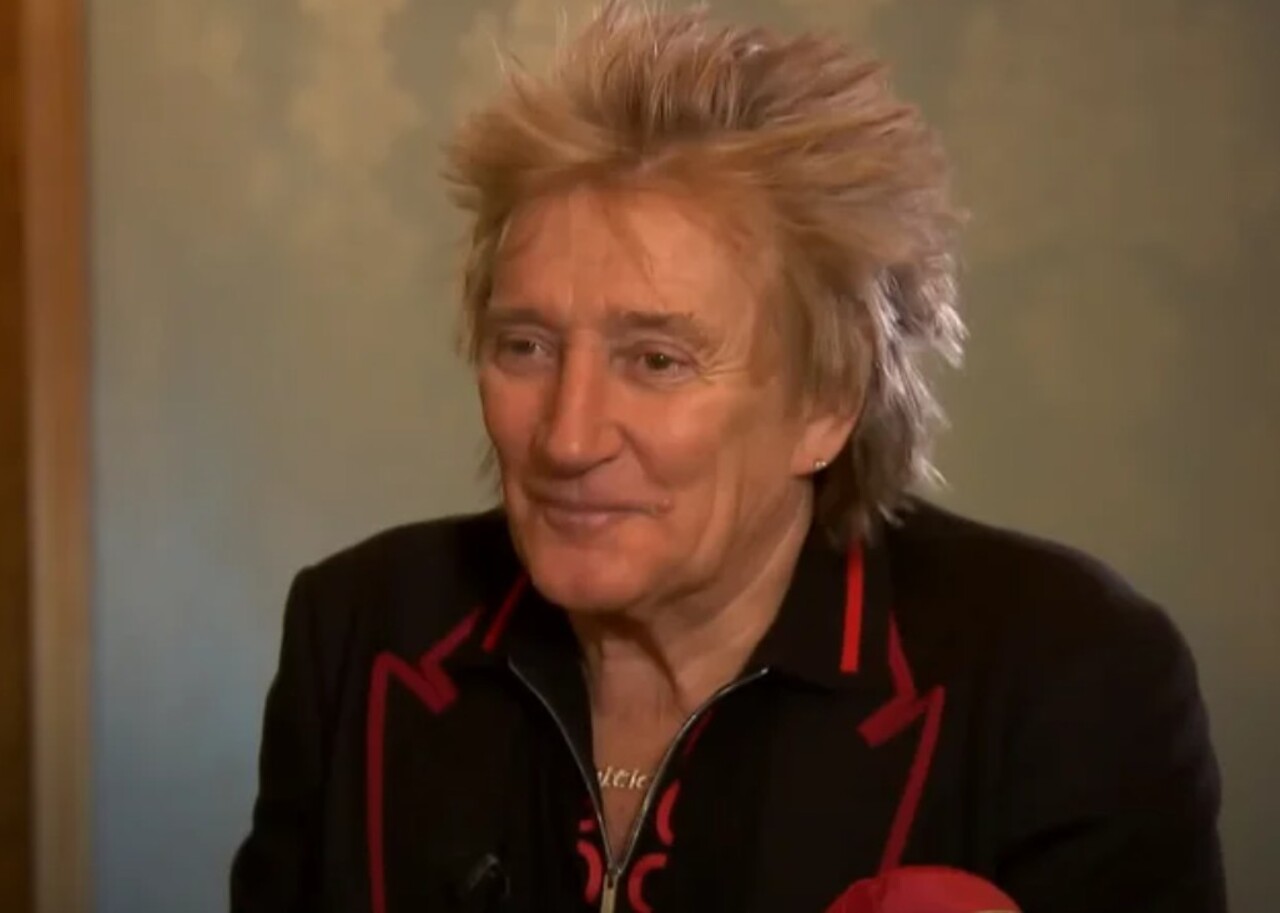 O cantor e compositor Rod Stewart, de 81 anos, suspendeu parte de sua agenda de shows após ser submetido a um procedimento para implante de stent coronário. A informação foi divulgada pela revista People. Segundo a equipe do artista britânico, os médicos recomendaram que ele permaneça em recuperação pelas próximas quatro semanas antes de retomar as apresentações. A assessoria comunicou que Stewart apresenta boa evolução e já voltou a realizar normalmente suas atividades do dia a dia. Os compromi -  (crédito: Reprodução/Youtube)