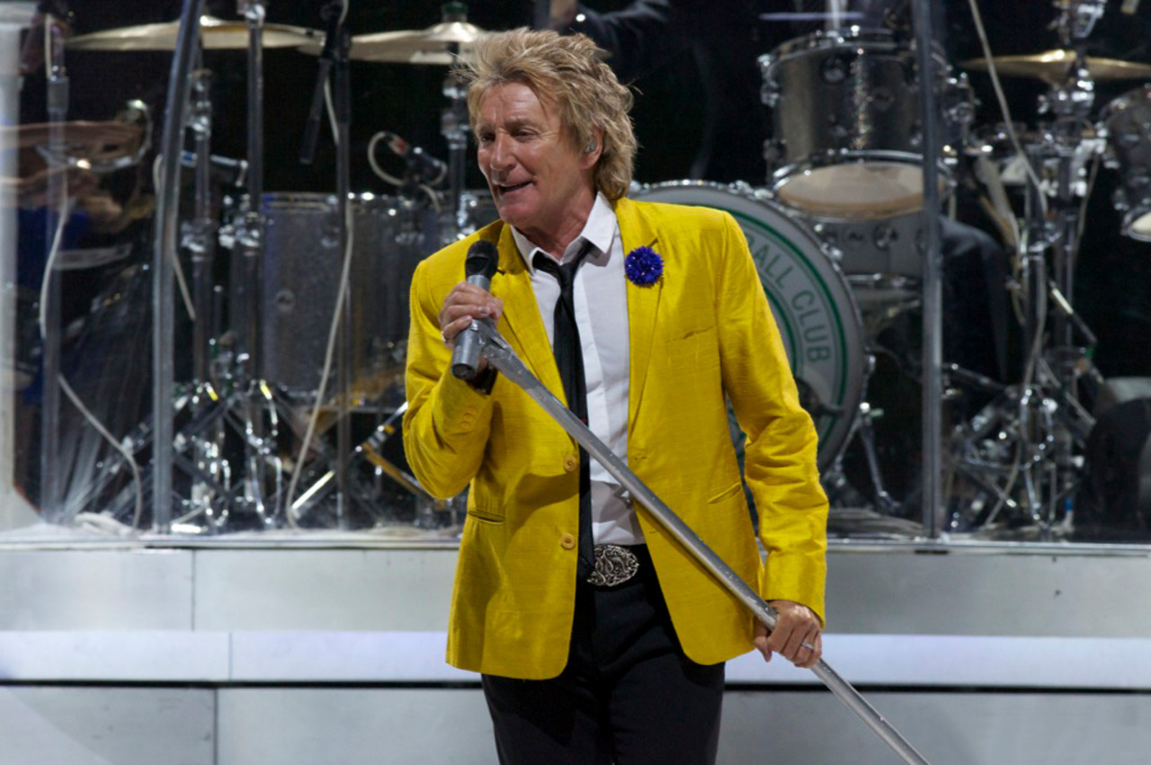 A partir dos anos 1980, Stewart ampliou ainda mais seu alcance comercial ao incorporar elementos de pop, baladas e outros estilos ao repertório. Hits como “Tonight's the Night” e “Downtown Train” contribuíram para manter o cantor entre os artistas mais populares de sua geração. Na década seguinte, ele também passou a explorar com maior frequência clássicos de outros compositores e, nos anos 2000, dedicou uma série de discos ao repertório tradicional norte-americano.

