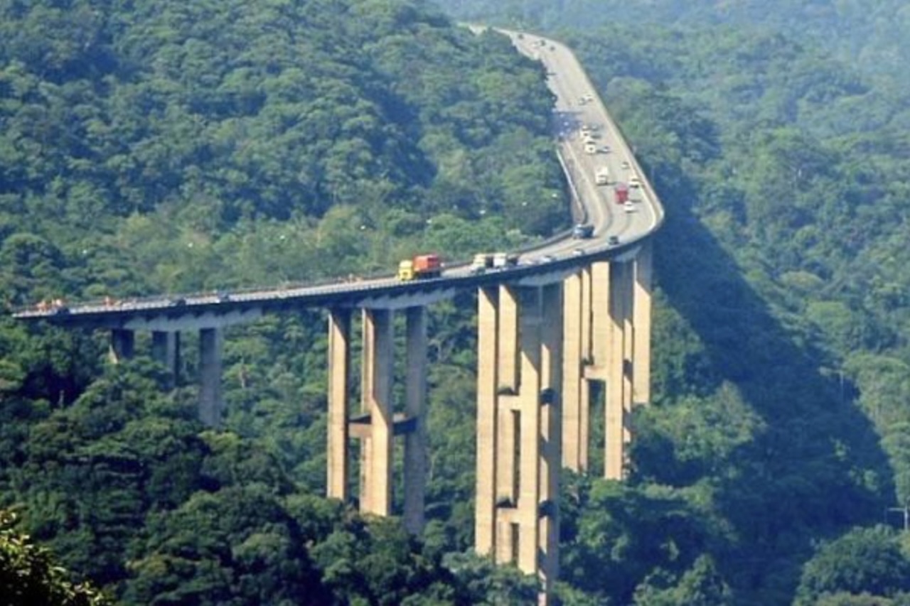 Com cerca de 58,5 quilômetros, a estrada faz parte do Sistema Anchieta-Imigrantes e possui pistas com características distintas para atender ao fluxo entre a capital paulista e a Baixada Santista. A primeira pista foi inaugurada em 1974, em um período no qual a construção de estradas na serra exigia intervenções mais extensas no ambiente natural.