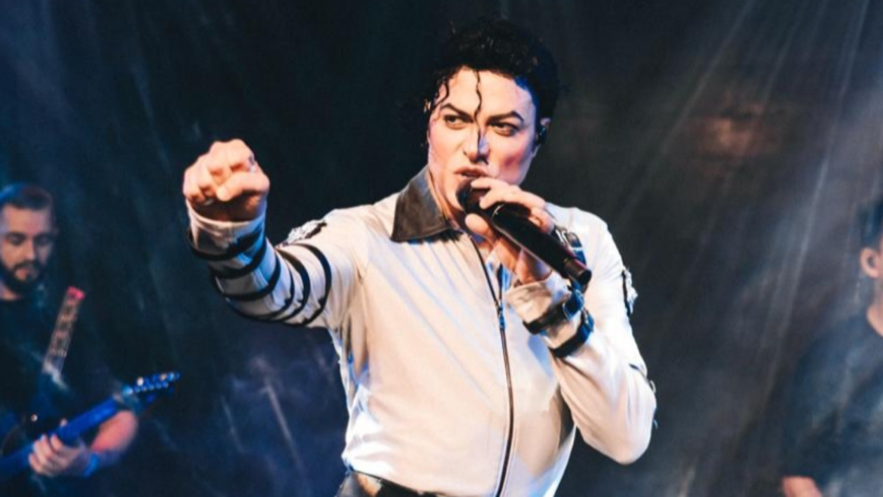 Entre as músicas apresentadas estão “Billie Jean”, “Thriller”, “Beat It”, “Smooth Criminal” e “Black or White”, que ganham novas versões com coreografias, figurinos e elementos visuais inspirados nas performances originais de Michael Jackson. A produção tem supervisão coreográfica e musical de Lavelle Smith e Kevin Dorsey, profissionais que integraram a equipe do cantor.
