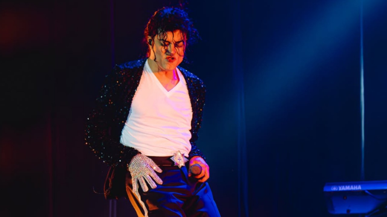 Rodrigo Teaser, o cover de Michael Jackson, se apresenta em Santos, no litoral paulista, com o espetáculo 'Tributo ao Rei do Pop', no dia 11 de setembro, às 21h30. O espetáculo “Tributo ao Rei do Pop” acontece no Santos Convention Center, na Ponta da Praia, e marca o retorno do artista à cidade.
 -  (crédito: Reprodução / Instagram)