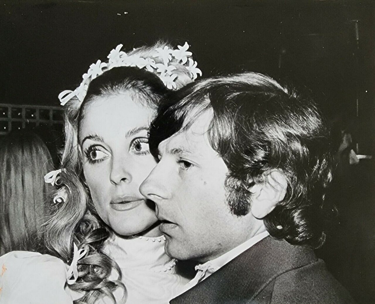A vida pessoal do diretor, entretanto, sofreu uma ruptura dramática em 1969, quando sua esposa, a atriz Sharon Tate, grávida, foi assassinada por integrantes do grupo liderado por Charles Manson. O episódio provocou enorme repercussão e marcou profundamente Polanski (na foto, o cineasta em seu casamento com Tate). Anos depois, em 1977, ele foi acusado nos Estados Unidos de estupro de uma adolescente de 13 anos. Após permanecer detido e cumprir parte das condições judiciais, deixou o país em 1978
