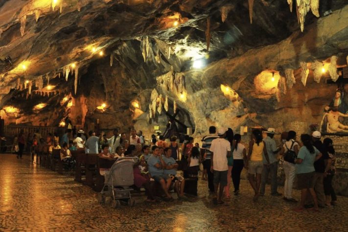 Romaria de Bom Jesus da Lapa, Caverna que virou santuário atrai milhares de fiéis há mais de 300 anos na Bahia – Turismo Bahia/Wikimedia Commons