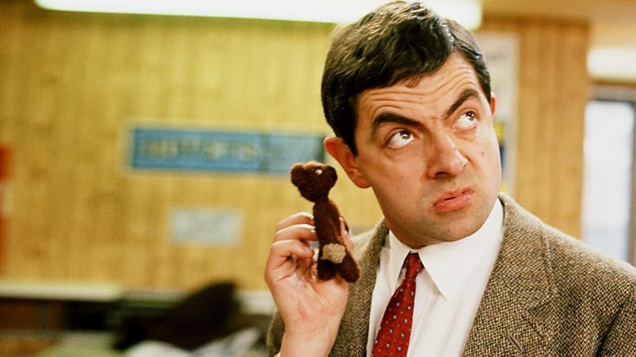 Mr. Bean é um dos personagens mais famosos da comédia mundial, mas, antes de conquistar o mundo, Rowan Atkinson precisou superar um desafio que dificultava sua comunicação: a gagueira. Na universidade, o ator encontrou na comédia física uma forma de se expressar e começou a desenvolver o estilo que marcaria sua carreira. 
 -  (crédito: Divulgação)
