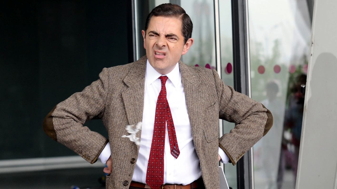 Anos depois, criou um personagem que quase não precisava de palavras para fazer as pessoas rirem e se identificarem. Com expressões, gestos e movimentos, Mr. Bean virou um fenômeno internacional e ajudou a transformar Rowan Atkinson em um dos grandes nomes da comédia. 
