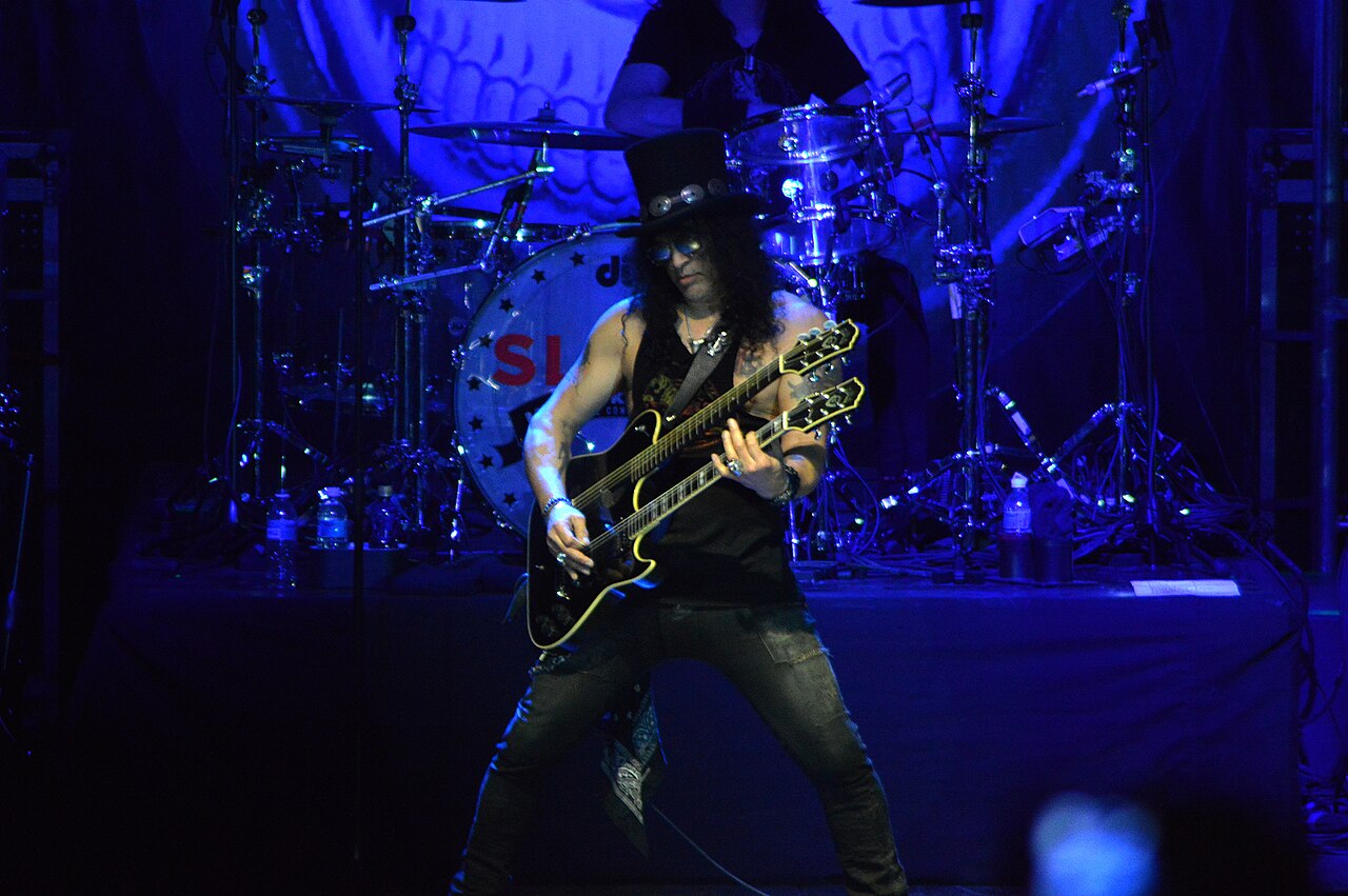 Sua identidade visual, marcada pela cartola, cabelos longos e óculos escuros, se tornou tão reconhecida quanto seu estilo na guitarra. Slash ganhou fama mundial como integrante do Guns N' Roses, grupo que ajudou a transformar o rock do fim dos anos 1980.