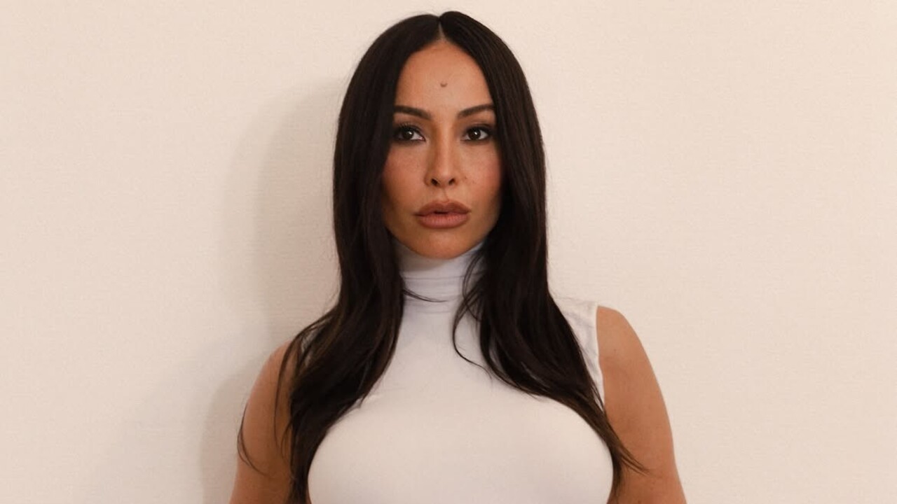 Sabrina Sato, ex-BBB, apresentadora e rainha de bateria de escolas de samba no Carnaval, anunciou em junho de 2026 a segunda gravidez, aos 45 anos. O bebê é fruto de seu relacionamento com o ator Nicolas Prattes. Sato já é mãe de Zoe, de seu relacionamento anterior com o ator Duda Nagle. Antes desta gravidez, a apresentadora relatou ter tido abortos espontâneos. 
