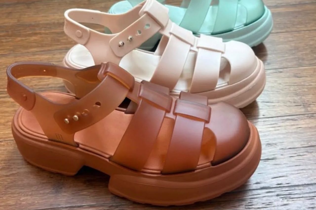 As versões da Melissa, inclusive, ficaram conhecidas pelo característico aroma de tutti-frutti, que ajudou a reforçar a identidade dos produtos. Com a chegada dos anos 2000, a tendência também despertou o interesse de grandes grifes internacionais, que levaram o acabamento transparente para diferentes categorias de acessórios. -  (crédito: Reprodução/Melissa)