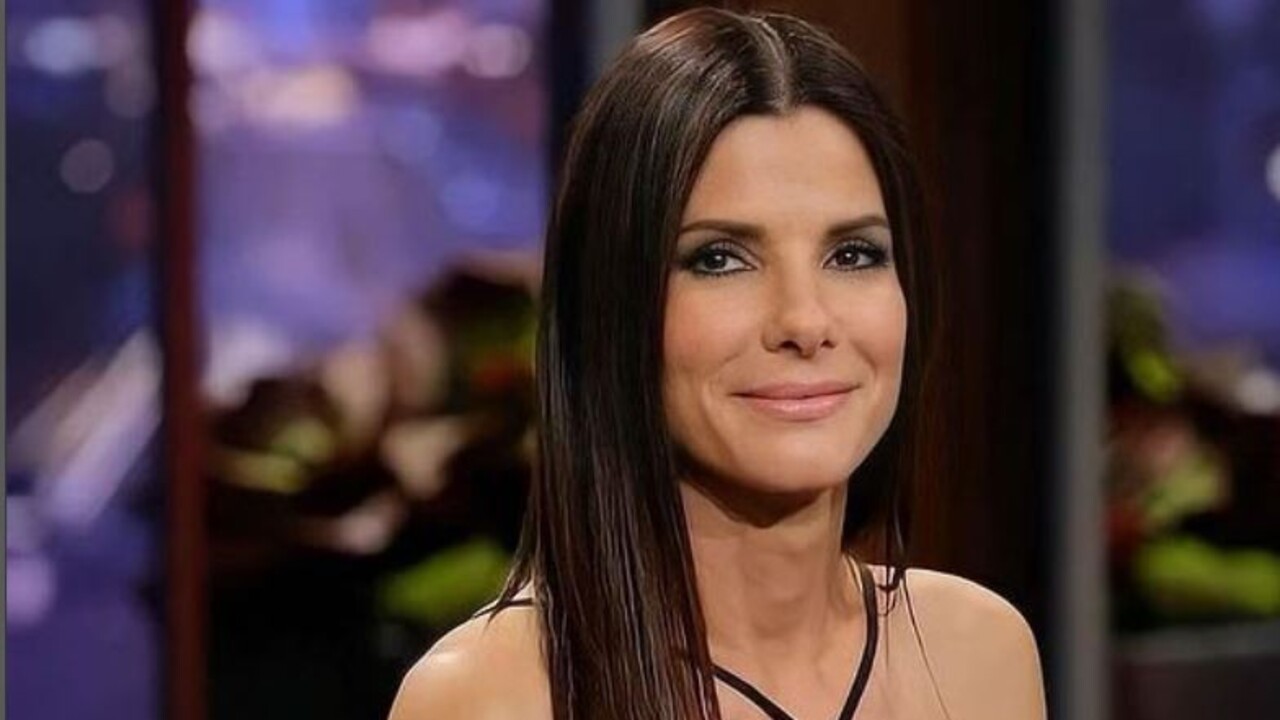 Sandra Bullock revelou novos detalhes sobre como os filhos, Louis e Laila, lidaram com a doença de Bryan Randall, seu companheiro, que morreu em agosto de 2023, aos 57 anos. As declarações foram feitas durante a participação da atriz no podcast “SmartLess”, apresentado por Jason Bateman, Will Arnett e Sean Hayes.
 -  (crédito: Reprodução / Instagram)