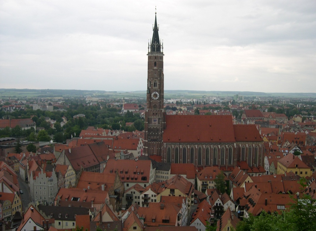 Igreja de São Martinho (Alemanha) – 130,6 m: Localizada em Landshut, na Baviera, é famosa por possuir a mais alta torre de igreja construída em tijolos do mundo. Erguida principalmente entre os séculos XIV e XVI, a construção gótica impressiona pela torre esguia de cerca de 130,6 metros, que domina a paisagem do centro histórico.