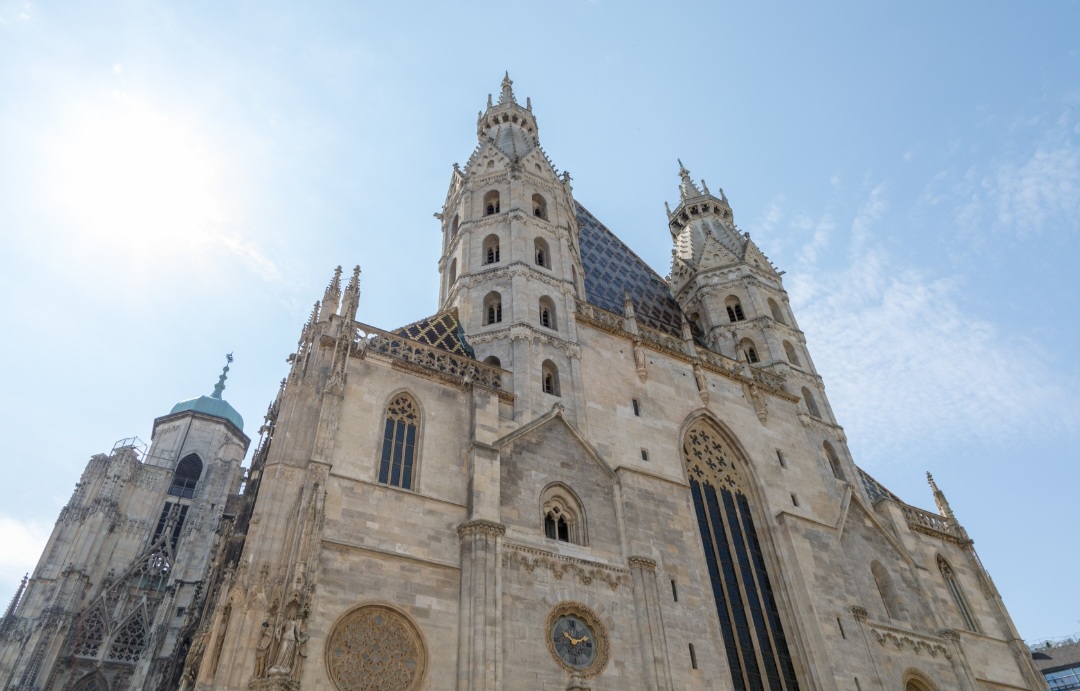 Catedral de Santo Estêvão (Áustria) – 136,4 m: Um dos principais símbolos de Viena, destaca-se pela enorme torre sul, concluída no século XV, que alcança 136,4 metros. A catedral combina diferentes fases arquitetônicas, com forte presença do estilo gótico, e também chama atenção pelo característico telhado revestido de milhares de telhas coloridas.