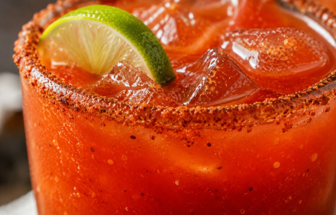 Seu sabor salgado e característico combina o tomate com notas provenientes do caldo de moluscos, criando um perfil bastante peculiar. Ao longo do tempo, a bebida ganhou popularidade principalmente como ingrediente de coquetéis e outras preparações. No México, tornou-se especialmente associada a bebidas refrescantes e momentos de socialização.