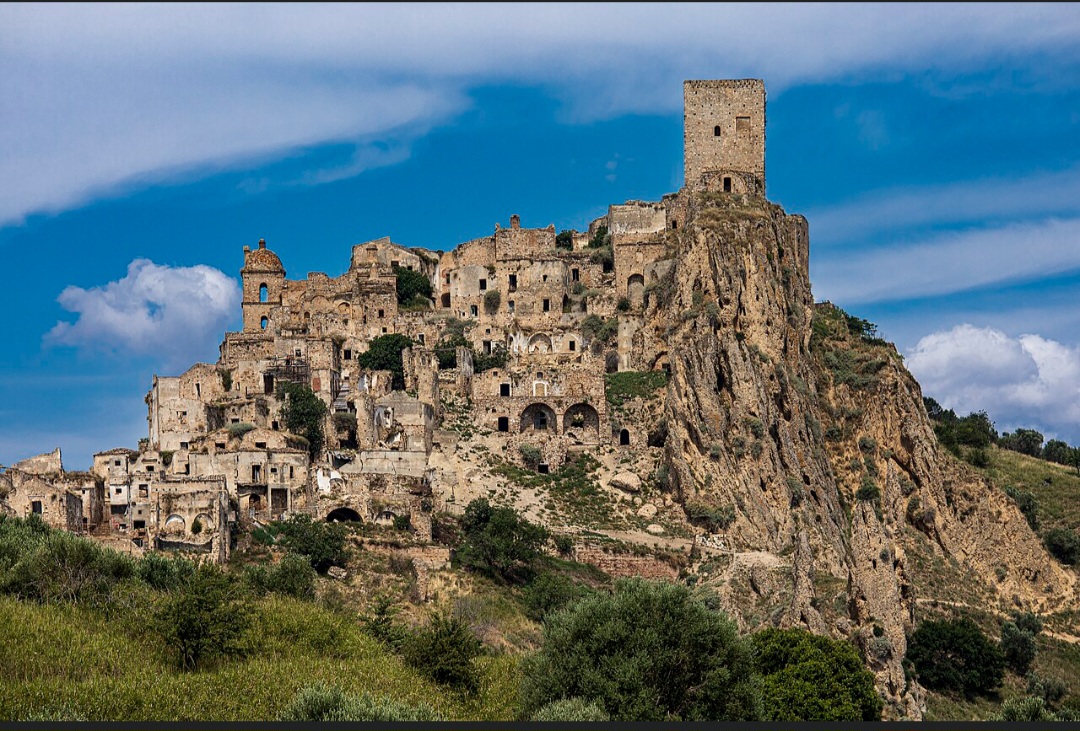 Craco (Itália) – Localizada na região da Basilicata, no sul da Itália, Craco começou a perder moradores após graves deslizamentos de terra na década de 1960. Terremotos, problemas de infraestrutura e novas instabilidades contribuíram para o abandono definitivo do antigo núcleo urbano. Hoje, suas construções de pedra formam uma das cidades-fantasma mais impressionantes da Itália.