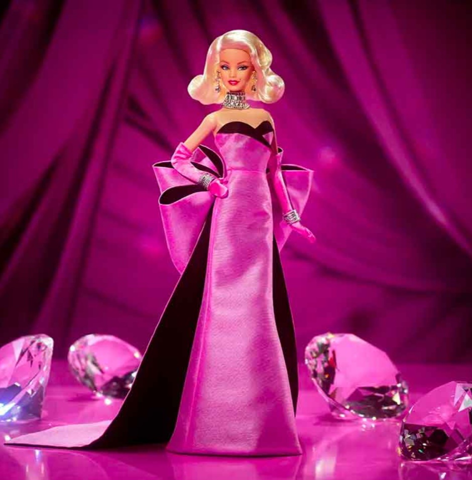 Em 2026, ano que marca o centenário de nascimento de Marilyn Monroe, a atriz continua sendo celebrada como um dos grandes ícones da cultura pop. Para homenageá-la, a Mattel lançou uma Barbie Signature inspirada no famoso vestido rosa usado pela estrela em Os Homens Preferem as Loiras (1953). A novidade reforça uma relação que vem de décadas, já que Marilyn inspirou outras versões da Barbie ao longo dos anos. -  (crédito: Divulgação )