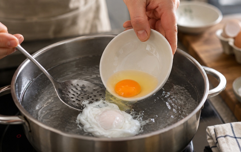 No ovo pochê, o objetivo é cozinhar a clara enquanto a gema permanece macia e cremosa. Como não há casca para manter tudo no lugar, controlar a água e o tempo é fundamental para conseguir o formato característico.