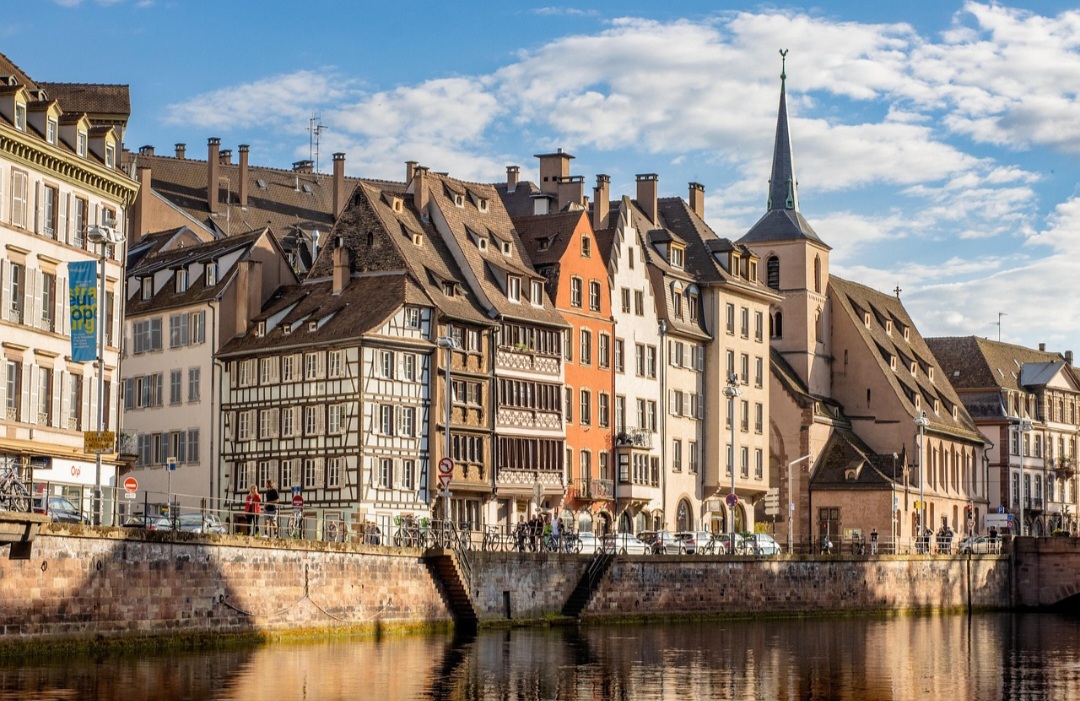 Estrasburgo, França – A cidade é uma das principais referências francesas em mobilidade por bicicleta, com centenas de quilômetros de rotas cicláveis. O relevo plano facilita os deslocamentos, enquanto ciclovias, estacionamentos e serviços de bicicletas compartilhadas ajudam a integrar o ciclismo à rotina dos moradores.