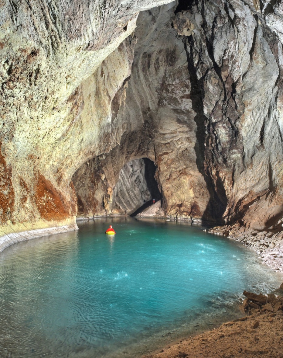 Escondido sob as montanhas da Albânia, um enorme lago de águas termais ocupa uma cavidade subterrânea cercada por cavernas. Identificado por uma equipe de exploradores tchecos em 2021, o local impressiona pelas dimensões e pelo cenário ainda pouco conhecido. -  (crédito: Marés Audy  wikimedia commons)