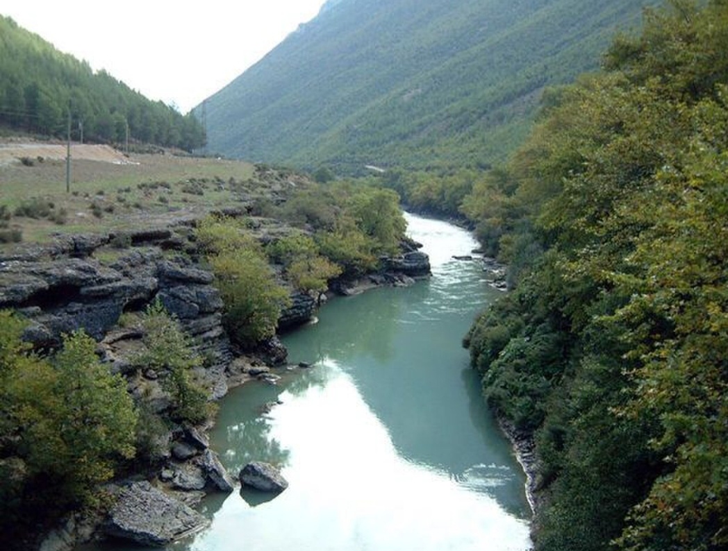 O cenário fica no vale do rio Vjosa (foto), próximo à fronteira com a Grécia, e ainda guarda áreas pouco exploradas.Batizado de Lago Neuron, ele foi apresentado pelos pesquisadores como o maior lago termal subterrâneo conhecido no mundo. A cavidade impressiona tanto pelo volume de água quanto pelas dimensões encontradas durante o mapeamento.
