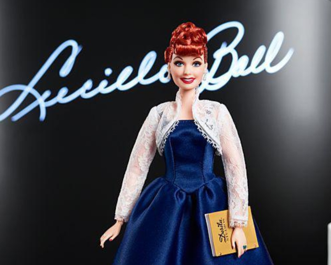 Lucille Ball – A estrela da série I Love Lucy foi homenageada em 2021 pela Barbie Tribute Collection. A boneca traz um figurino inspirado no estilo da atriz nos anos 1950 e acompanha uma miniatura de roteiro. Lucille foi uma das grandes pioneiras da televisão americana.
