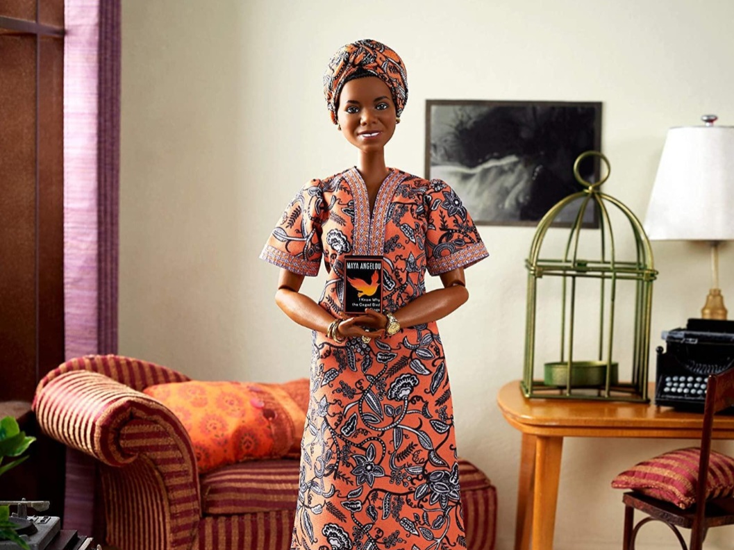 Maya Angelou – A escritora e poeta americana ganhou uma Barbie da coleção Inspiring Women em 2021. A boneca segura uma miniatura de sua autobiografia I Know Why the Caged Bird Sings e usa um vestido estampado. A homenagem celebra sua contribuição para a literatura e os direitos civis.
