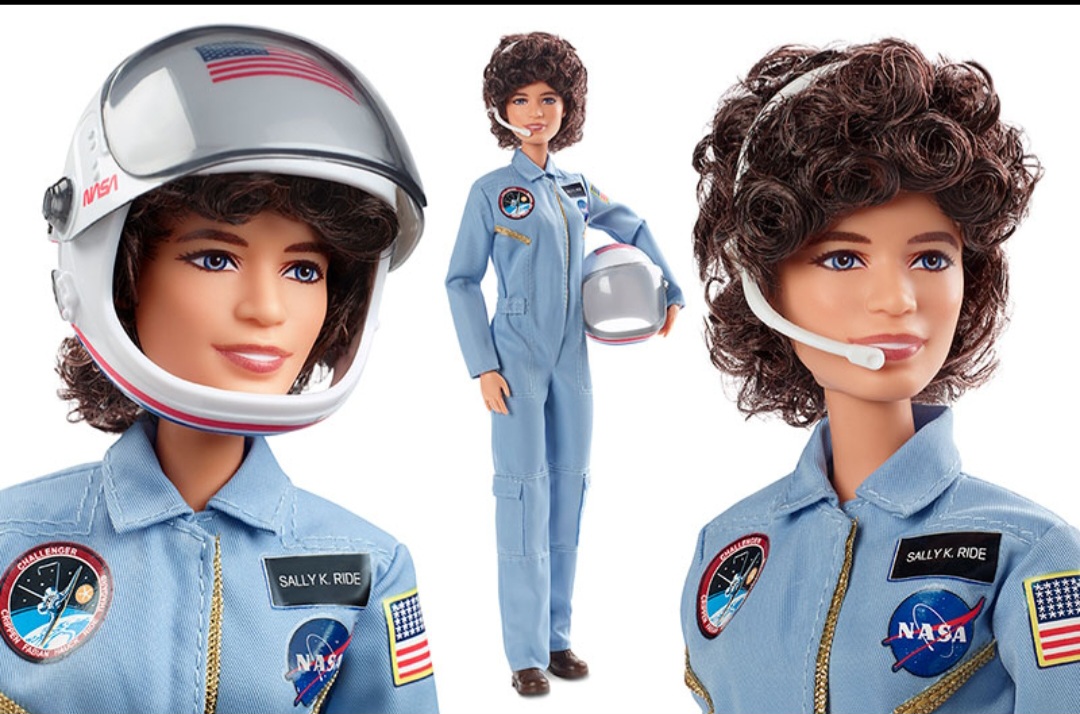 Sally Ride – A astronauta, primeira mulher americana a viajar ao espaço, ganhou uma Barbie da coleção Inspiring Women em 2019. A boneca reproduz seu traje azul da NASA e acompanha capacete inspirado no equipamento dos astronautas. Ride entrou para a história ao viajar a bordo do ônibus espacial Challenger em 1983.