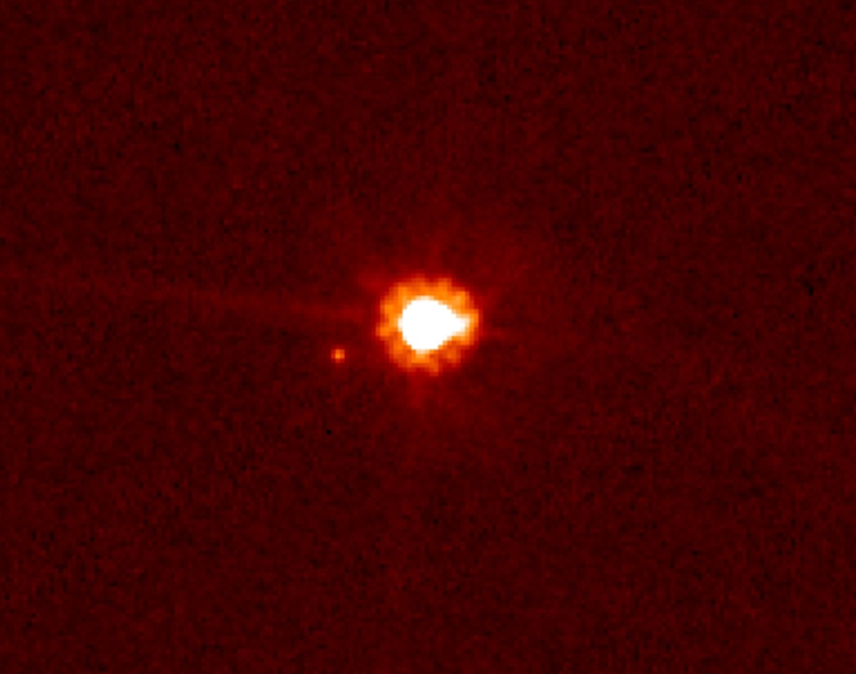 descoberta de Éris teve papel importante no debate que levou à nova definição de planeta adotada pela UAI em 2006 e à reclassificação de Plutão. Éris possui uma lua conhecida, Disnomia, descoberta em 2005, que completa uma órbita ao redor do planeta anão em cerca de 15,8 dias.