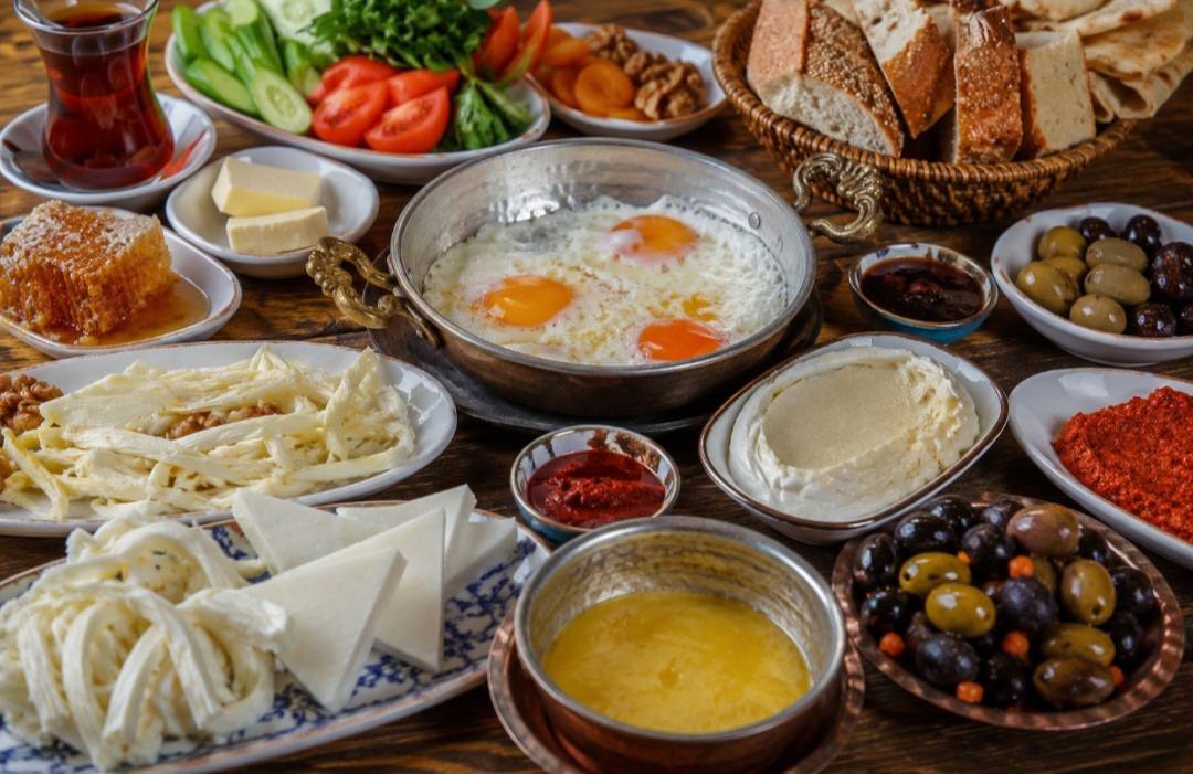 Van também é famosa pelo Van kahvalt?s?, um farto café da manhã composto por queijos, pães, mel, ovos e outras especialidades regionais. A tradição é um dos elementos mais conhecidos da gastronomia local.