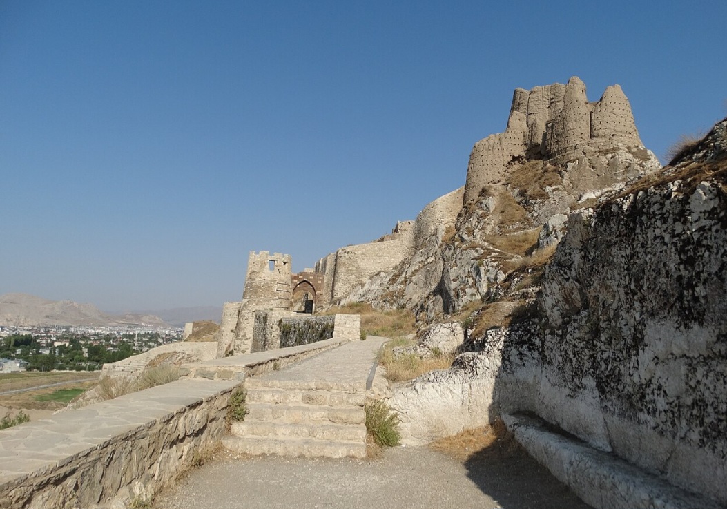 A Fortaleza de Van ergue-se sobre uma formação rochosa próxima à cidade e guarda vestígios do antigo reino de Urartu. A construção original remonta aproximadamente aos séculos 9º e 8º a.C.