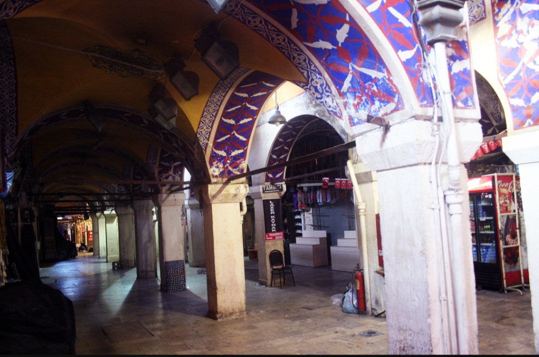 Grand Bazaar – Istambul, Turquia: Criado no século XV, o Grande Bazar é um dos maiores e mais antigos mercados cobertos do mundo. Suas 61 ruas reúnem cerca de 4 mil lojas, que vendem tapetes, joias, cerâmicas, especiarias e uma enorme variedade de produtos.