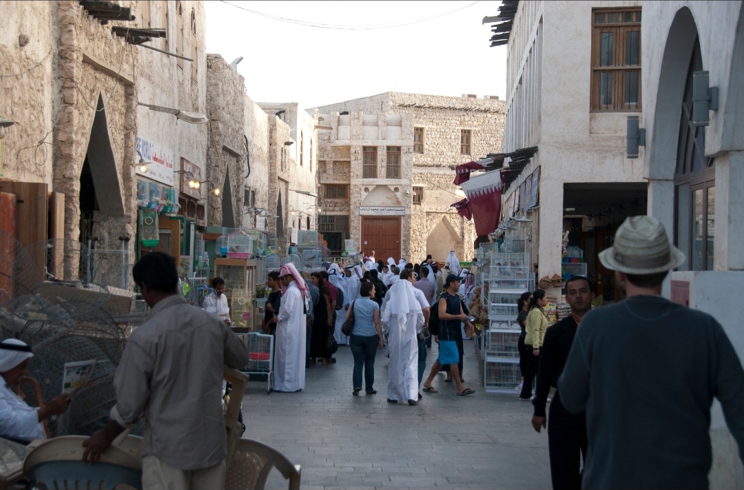 Souq Waqif – Doha, Catar: Restaurado nos anos 2000 para preservar sua arquitetura tradicional, é um dos pontos mais conhecidos de Doha. Suas vielas concentram lojas de especiarias, tecidos, perfumes e artesanato, além de restaurantes, cafés e uma área dedicada à tradicional falcoaria.