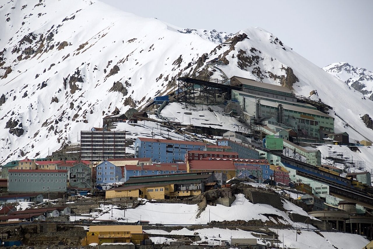 Localizada no alto da Cordilheira dos Andes, no Chile, a comunidade de Sewell se tornou um exemplo singular de planejamento urbano adaptado a um ambiente extremo. Por se concentrar a cerca de 2 mil metros de altitude, a cidade foi projetada para abrigar os trabalhadores da mineração em uma região de difícil acesso. -  (crédito: Flickr - Setnom)