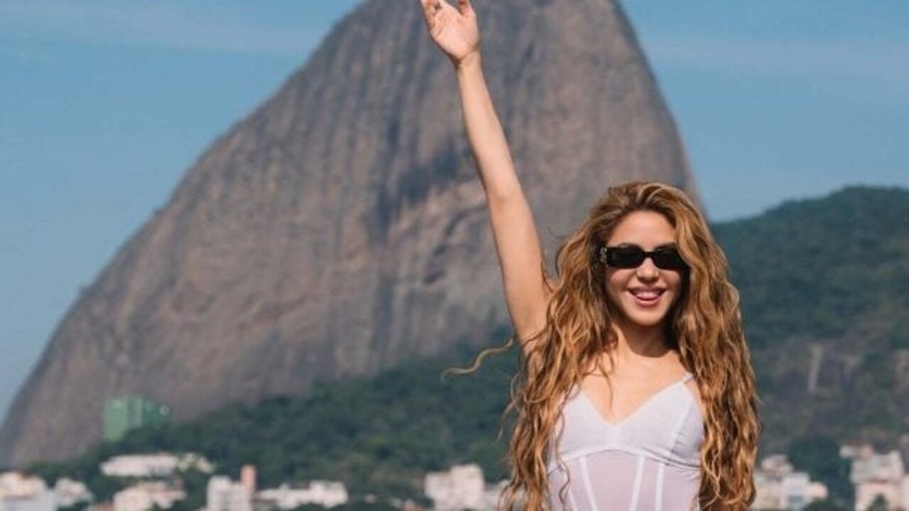 Aliás, a relação de Shakira com o Brasil também é antiga. A cantora já declarou publicamente que se sente em casa quando retorna ao país. Tudo começou nos anos 1990, quando ela fez uma série de shows pelas cidades brasileiras. Foi nessa época que Shakira aprendeu português.
