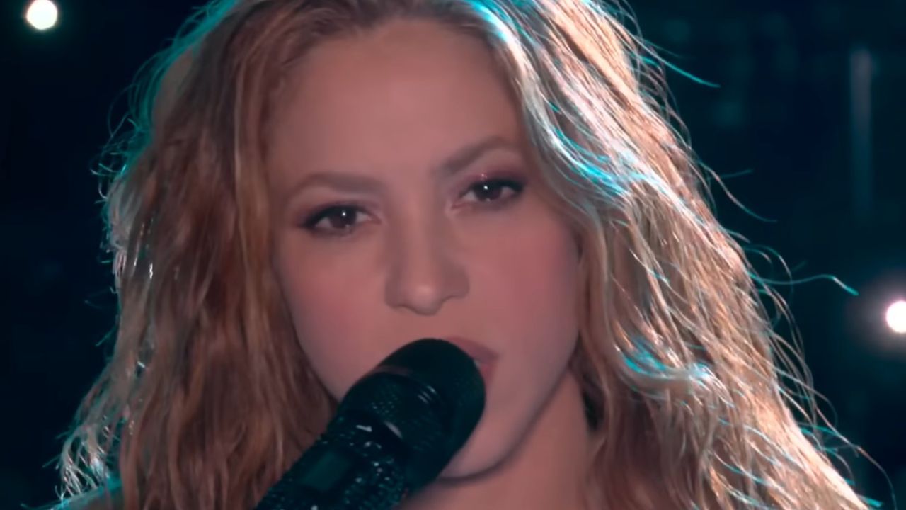 A voz de Shakira continua como destaque da faixa, que agora também apresenta versos em português. Segundo Léo Santana, foi Anitta quem intermediou sua participação no projeto ao lado da colombiana. A versão original de “Dai Dai” chegou ao público em maio de 2026 como música oficial da Copa do Mundo FIFA de 2026, realizada nos Estados Unidos, é uma parceria com Burna Boy. 
