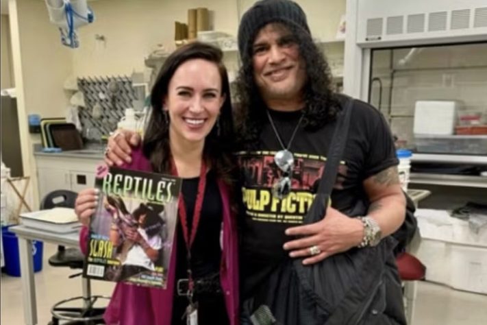 Slash e Sara Ruane no Field Museum, com o exemplar da revista Reptiles Magazine de Sara, que traz Slash na capa – Sara Ruane/Arquivo pessoal