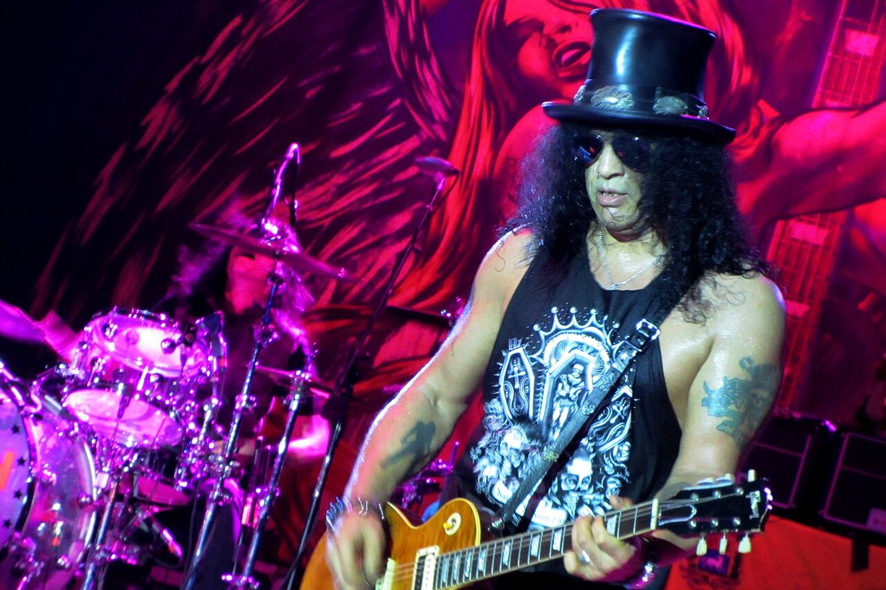 Entre suas principais referências estão Jimi Hendrix, Eric Clapton e Jimmy Page. Ao longo da carreira, recebeu diversos prêmios e entrou para o Rock and Roll Hall of Fame como integrante do Guns N' Roses. Slash também se tornou uma das figuras mais associadas à guitarra Gibson Les Paul, instrumento que ajudou a popularizar entre novas gerações.